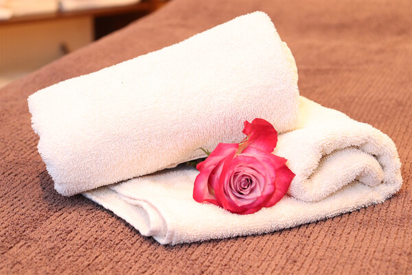 Handtücher auf Relax-Liege im Wellnessbereich